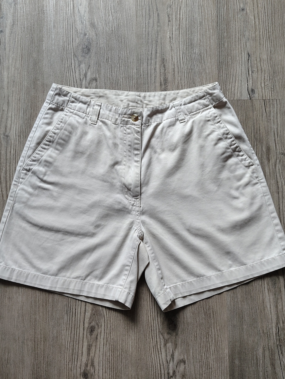 LL Bean Women's Chino Shorts Mid Rise Beige Size 8 100% Cotton 5 1/2 Inch Inseam